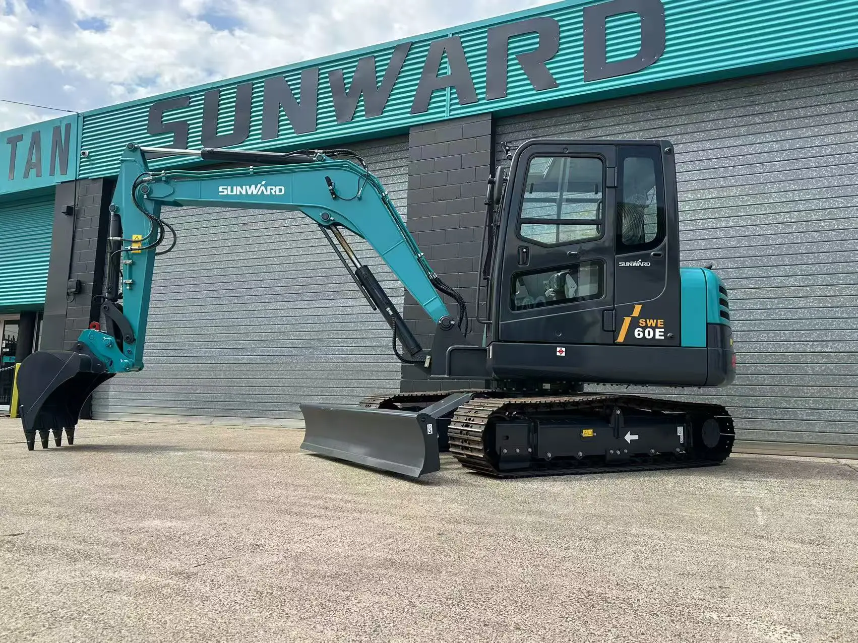 SWE60UF Compact Excavator - Image 4